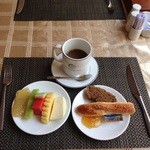 Continental Palace Restaurant - パンと果物も一応味見してみる