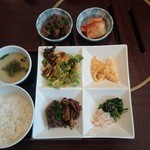 金陵苑  - 焼肉ペレート。すじ肉。キムチの組み合わせ１３００円