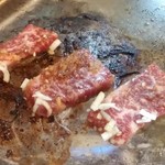 焼肉無印 - 中落ちカルビが焼けていく～♪