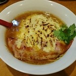 紅 - オニオングラタンラーメン　900円