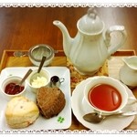 Cafe ANNE - スコーンプレートB。

スコーン２個、クリーム、ジャム、シロップ、紅茶（ポット）orラテ付