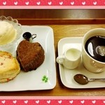 Cafe ANNE - アイスプレートA。

スコーン２個、アイスクリーム、シロップ、コーヒーorソフトドリンク付