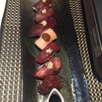 馬肉料理 和牛もつ鍋　姫桜 - 馬刺し肉のお寿司盛り合わせ
