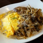 Original Dining KENT,S - ハンバーグとオムライスのハーフ、キノコのクリームソース