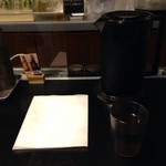 175°DENO担担麺 - セッティング。希望により紙エプロンを。