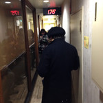 175°DENO担担麺 本店 - 昼１時を過ぎても、この行列Σ(・`д・ノ)ノ