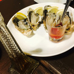 貝グリル＆ワイン 東京シェルモアナ - 待望の生牡蠣。ボウモアとケチャップで