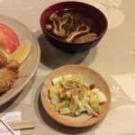 グリルニューコトブキ - 香の物＆味噌汁