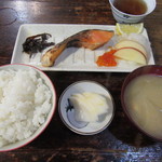大衆割烹 すみれ - 焼魚定食（しゃけ）　700円
