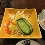 居酒屋  魚道楽 - サラダと小鉢が付く。