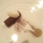 ル・トリスケル - デザート・チョコレートのテリーヌ、バニラアイス添え、金柑のシロップ煮