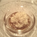 ル・トリスケル - スープ・トマトのジュレ、カリフラワーのスプモーニ、オリーブオイルのパウダーがけ