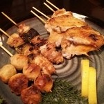 酒郷吉春 - 香ばしく串焼き盛り合わせ！