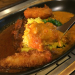 カリガリ - カリガリカレーとインドカレーの両がけ2色カレートッピング海老フライとかにクリームコロッケランチセット980円