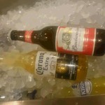 IZAKAYA芥 - テーブル席横のどぶ漬け（金属製のクーラー）で飲み物を冷やしておけます♪