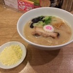 カーザ ルカ - ラー博は俺の社員食堂。  日伊豚骨半拉麺二番勝負 其の弐  ミニミラノとんこつラーメソ！  トッピング無料券をいただいたので、粉ズーチー♡  なるとがキュート♡