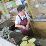 Yoshida Okonomiyaki - 頑張る おばちゃん