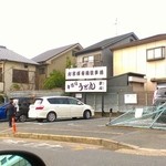 手造りうどん 楽々 - 変な形の駐車場5台ほど・・そろそろ柵、直しましょうよ(苦笑)