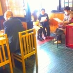 手造りうどん 楽々 - 店内(テーブル席)