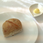 プレヴナンス - ランチショートコースのパンは２種類提供。全粒粉（かな？）のパンは、バターとバッチリな味わいd(￣ ￣)