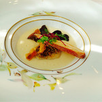 プレヴナンス - ランチ前菜【帆立 天然きのこ 菊芋のピューレ】菊芋のピューレの上品な味わいと身厚な帆立が堪らない(^ ^)