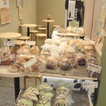 餡専菓 ビーンズ亀有店 - お店横にパンコーナーがあります。