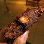 銀のあん Cafe - 断面。中央にリアルかりんとうが見えます。