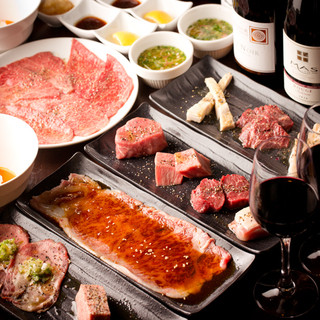 The popular “selection Course” where you can enjoy 13 types of Yakiniku (Grilled meat) with 8 types of sauces.