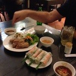 Nha Hang Ngon - 揚げ春巻きと生春巻き