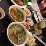 Nha Hang Ngon - 手前は牛肉のフォー 