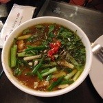 Nha Hang Ngon - 太めブンの酸味スープは蟹身や豚肉、ネギ、唐辛子が入っていてドツボにハマった・・