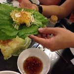 Nha Hang Ngon - バインセオを包んでくれた友人