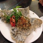 Nha Hang Ngon - 胡麻煎餅？みたいな食感の煎餅へ浅蜊の炒め物を乗せて食べる料理