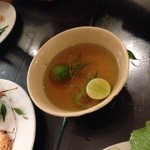 Nha Hang Ngon - 大きな器に入っているのは手荒い用でライムとお茶がはいっている