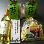 庄内観光物産館ふるさと本舗 - だだちゃ豆せんべい￥540×2、まほろばの貴婦人(白ワイン)￥1831、黒豆とだだちゃ豆のきんつば￥432、むぎきり(はじき麺)￥140