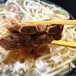 空港食堂 - 柔らかく煮込まれたソーキ