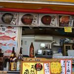 まぐろやさん 柳橋 - 店内の様子（壁に貼られたメニュー）