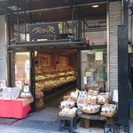 本手焼せんべい　喜作 - 右側のブースでは親父さんがせんべい焼いてました