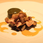 フォリオリーナ・デッラ・ポルタ・フォルトゥーナ - 野生の山ウズラ（ムネ肉、モモ肉、内臓）のソテー　ソテーしたラディキオ ロッソ添え　唐墨と野菜のソースで