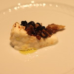 フォリオリーナ・デッラ・ポルタ・フォルトゥーナ - 炙った燻製ブラッティーナ　オリーブオイルで炒ったアンチョビ、胡桃、レーズン添え