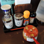 らーめん la.la.la. - 2016年1月11日(月・祝)　店内　カウンター席卓上