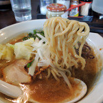 らーめん la.la.la. - 2016年1月11日(月・祝)　「まんで～ぬ～どるbu.ta.la.la.」30食限定　特濃とんこつ(中太麺)800円　麺リフト