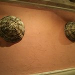 ナングロガル - 煉瓦色の塗り壁、壁にかかっている籠みたいのが「ナングロ」だそうです。