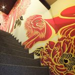 Wain Gu Ra Shiori - 階段には有名なデザイナーが描いたお洒落な壁画が・・・