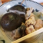 おでん 高砂 - おでん(つぶ貝/椎茸)。つぶ貝は拳大のジャンボサイズ。椎茸も肉厚でジューシー♡