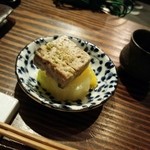 プラットホーム - お通しの鶏つくねとロール白菜。