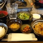 肉玉屋 - 日替わりですが、メインは、看板には豚焼き肉と書いてました