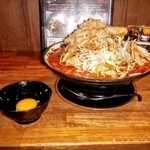 男気らーめんアカギ - 赤醤油らーめん(麺200g)¥700
+大盛×３¥450
+肉アカギ盛り¥300
+刻みネギ盛り¥100
+極太メンマ¥100
+つけたま¥70
=¥1.720-¥270=¥1.450
横側より撮影