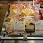 Shizen Shokuhin No Mise Efu Ando Efu - 豆乳シフォンケーキが隅のほうにあります。