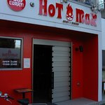 HOT MAX - 店舗外観 赤色が印象的